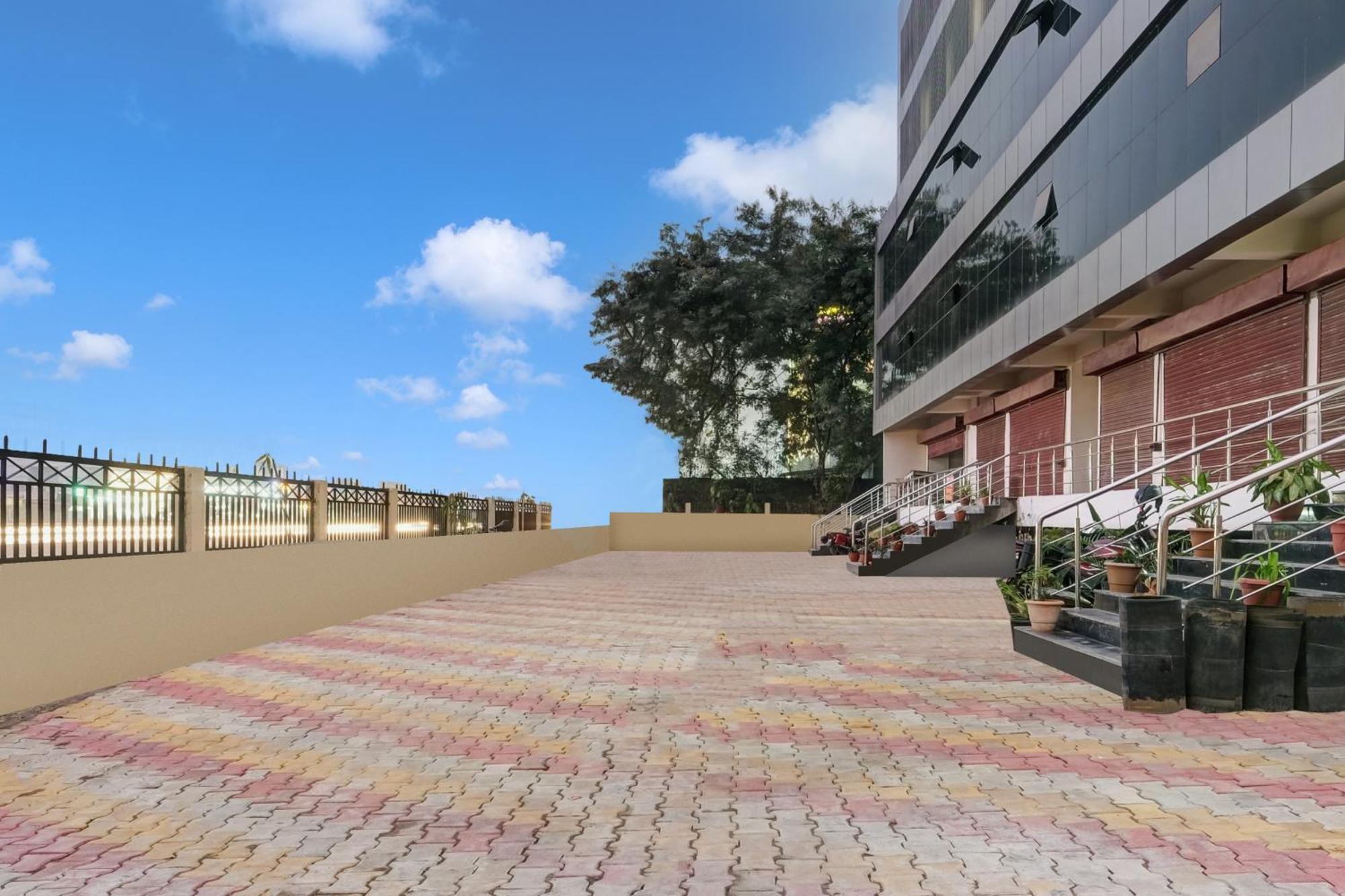 Townhouse Oak Sarusajai Stadium Dispur Esterno foto